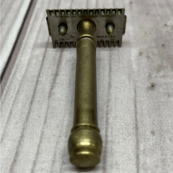 Vintage Gillette Goldtone Double Edge Safety Razor - Picture 6 of 7